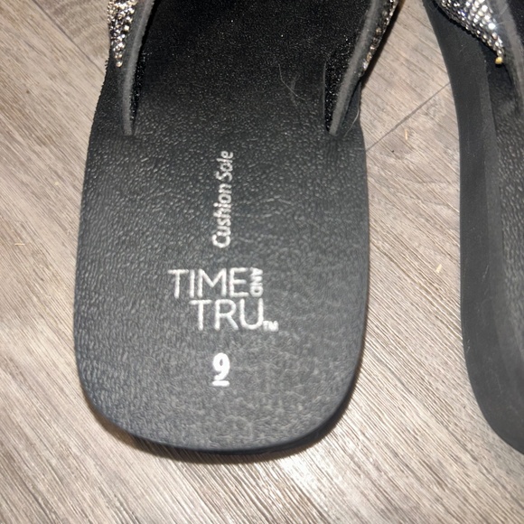 Women’s Time & Tru Cushion Sole Black Flip Flops Size 9 - Picture 4 of 5